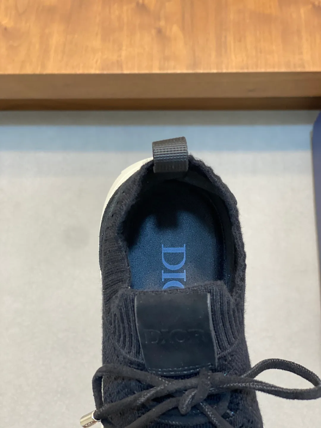 Factory price: 420💰Dior's latest men's fashion sneakers. This item draws inspiration from retro jogging shoes. Featuring a thick, low-top design, it features a mesh fabric upper and an ultra-light rubber foam sole. The side is decorated with an embossed "Di~r" logo. Code number: 39-44 (order 38, 45, 46)